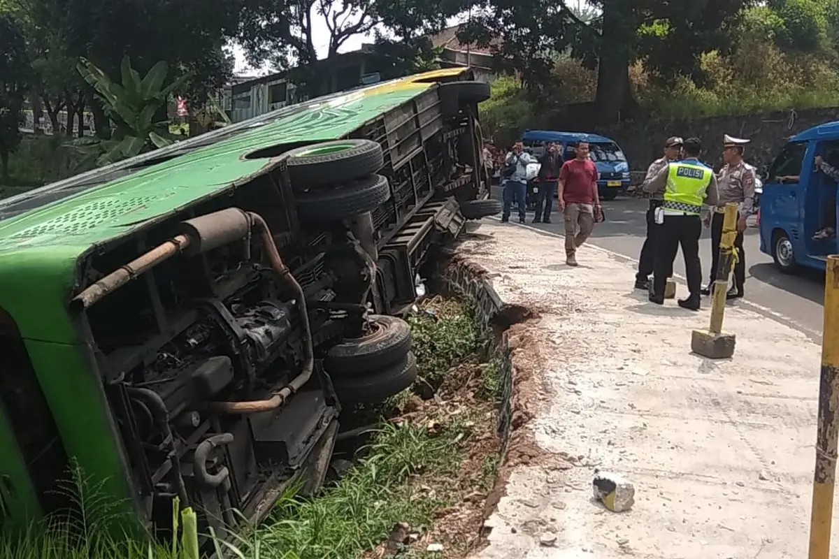 Bus terguling