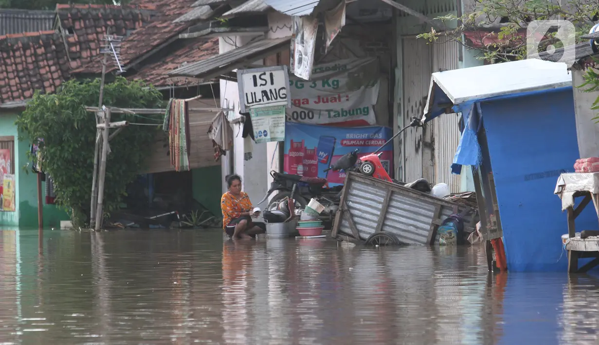 Aktivitas warga saat banjir di Desa Sukajaya, Serang, Banten, Rabu (2/3/2022). Banjir yang melanda kawasan Masjid Banten Lama setelah curah hujan tinggi mengguyur Kota Serang beberapa hari lalu mengakibatkan Kali Cibanten meluap dan menggenangi 22 titik. (merdeka.com/Imam Buhori)