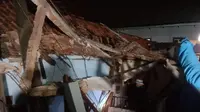 Tembok setinggi 15 ambruk menimpa tiga rumah warga di Jalan Dadali, Kecamatan Tanah Sareal, Kota Bogor, Jawa Barat, Senin (29/8/2022) petang. (Dok. Liputan6.com/Achmad Sudarno)