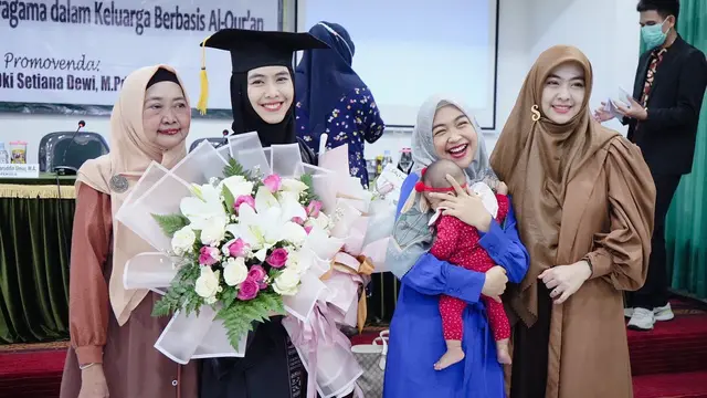 7 Momen Oki Setiana Dewi Raih Gelar Doktor yang Ke-2, Penuh Haru Bahagia