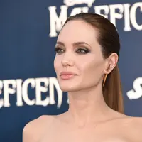 Angelina Jolie memang terkenal dengan suguhan akting yang luar biasa. Namanya pun sudah malang melintang di film Hollywood. Tak hanya piawai dengan akting, Angelina punya kelebihan pada fisiknya yaitu mempunyai bibir seksi dan menggoda. (AFP/Bintang.com)
