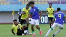 <p>Pemain Timnas Brasil U-17, Pedro Lima (tengah) berusaha melewati hadangan pemain Ekuador U-17 dalam pertandingan babak 16 Besar Piala Dunia U-17 di Stadion Manahan, Solo, Senin (20/11/2023). (Bola.com/Arief Bagus)</p>