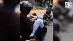 Warganet geram atas aksi seorang pelajar mengendarai motor sambil bermain handphone.
