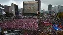 Konfederasi Serikat Pekerja Korea (KCTU), payung serikat pekerja terbesar di Korsel, mengatakan pihaknya mengadakan demonstrasi untuk menentang kebijakan pemerintah terkait pendidikan dan tenaga kerja, Sabtu (14/11/2015). (AFP Photo/Jung Yeon)