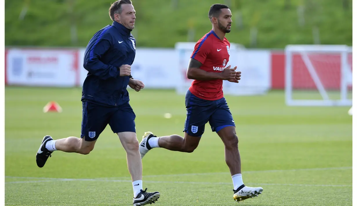 Theo Walcott timnas Inggris usai menjalani latihan persiapan melawan Malta di St George's Park,  Burton-upon-Trent, (4/10/2016). AFP/Paul Ellis)