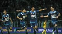 Striker muda Arema FC, Dedik Setiawan mencetak gol semata wayang yang membuat Barito Putera menelan kekalahan perdana di Stadion Kanjuruhan, Kabupaten Malang, Jumat (5/5/2017). (Bola.com/Iwan Setiawan)