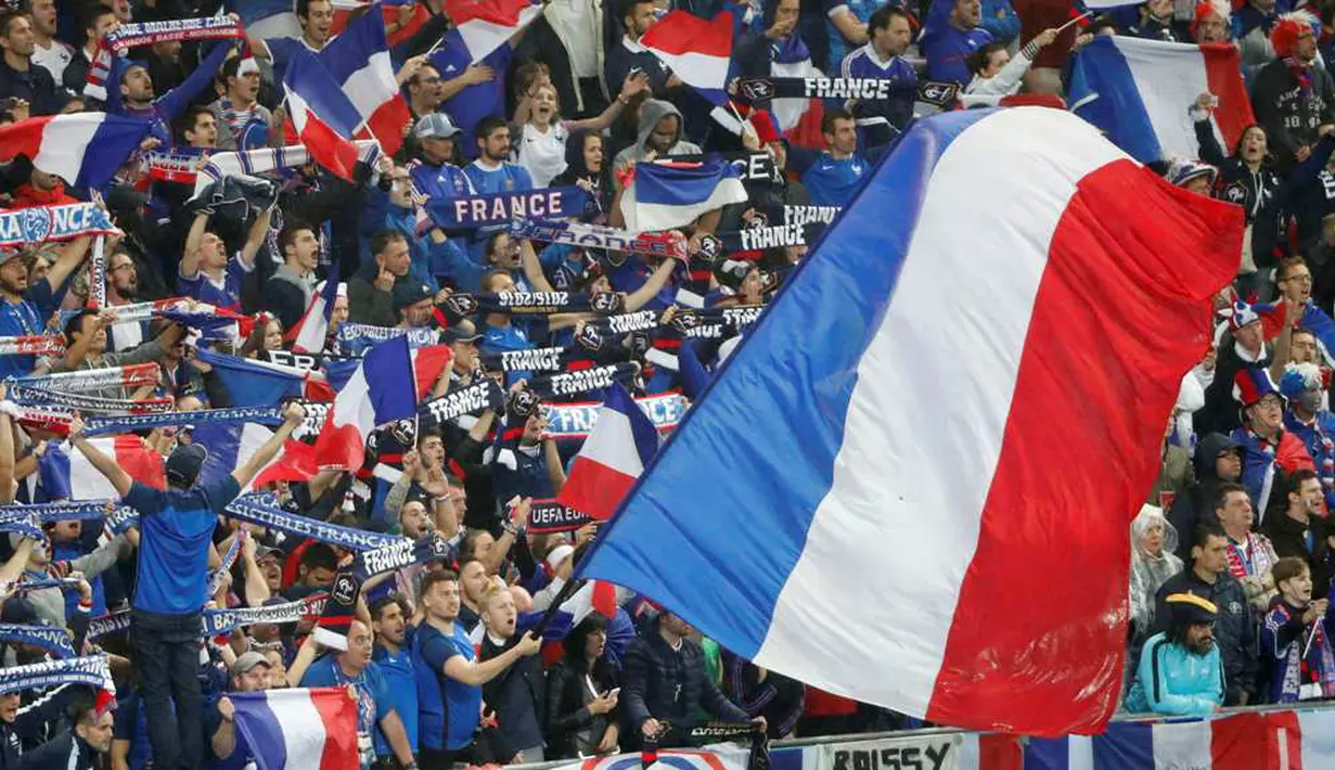 Aksi suporter Prancis merayakan kemenangan atas Islandia pada laga perempat final Piala Eropa 2016 di Stade de France, Paris, Senin (4/7/2016) dini hari WIB. (Reuters/Charles Platiau)