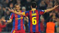 Selebrasi gol dari dua pemain Barcelona, Xavi (kanan) dan Dani Alves ketika mengalahkan Shakhtar Donetsk 5-1 dalam leg pertama perempat final Liga Champions di Nou Camp, 6 April 2011. AFP PHOTO/LLUIS GENE