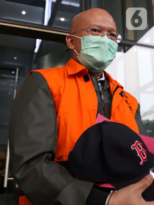 Direktur PT Humpuss Transportasi Kimia (HTK) Taufik Agustono usai dihadirkan dalam rilis penahanan tersangka suap kerjasama pengangkutan bidang pelayaran di Gedung KPK, Jakarta, Jumat (26/6/2020). Taufik Agustono akan menjalani penahanan di Rutan KPK C1. (Liputan6.com/Helmi Fithriansyah)