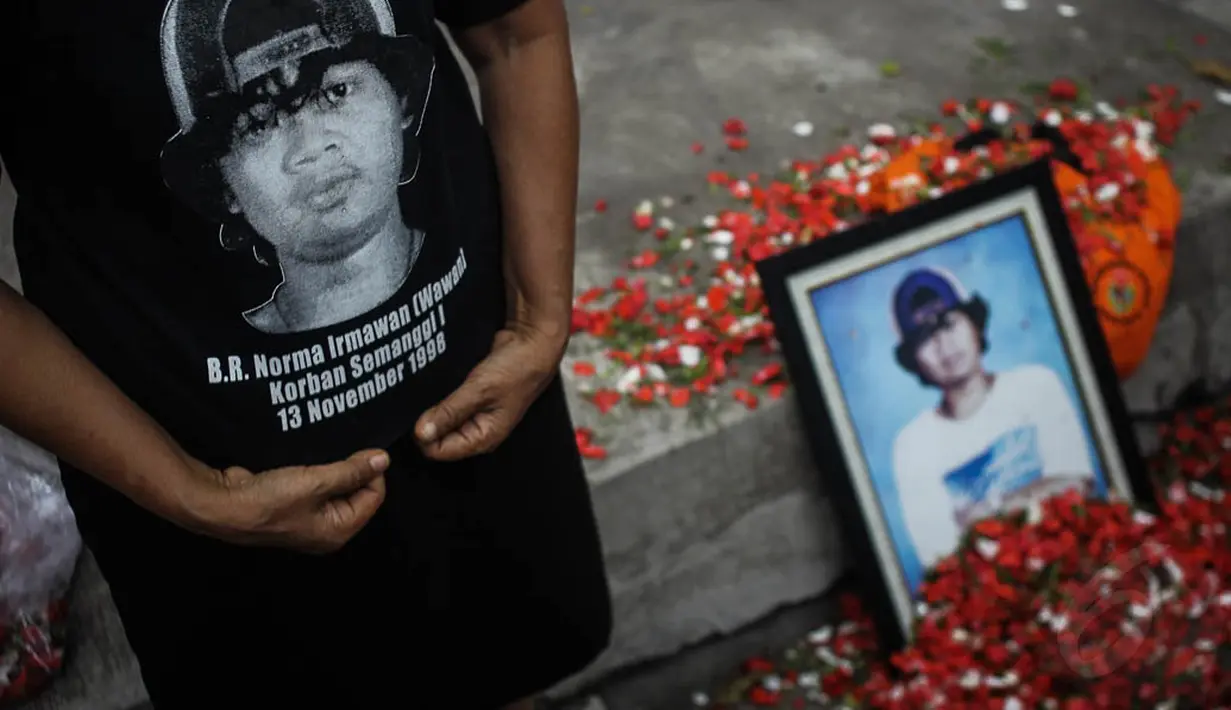 Kaos bergambar foto korban Tragedi Semanggi I, Bernardus Realino Norma Irmawan, Jakarta, Kamis (13/11/2014). (Liputan6.com/Faizal Fanani)