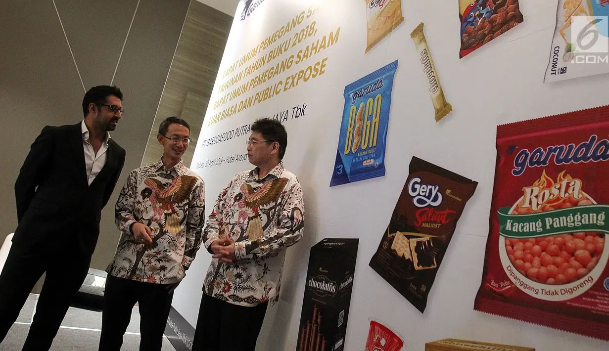 Atiff Ibrahim Gill dan Hartono Atmadja selaku komisaris dan  Paulus Tedjosutikno selaku Direktur Garudafood berbincang seusai mengadakan Rapat Umum Pemegang Saham Tahunan (RUPST) sekaligus Rapat Umum Pemegang Saham Luar Biasa (RUPSLB) di Jakarta, Selasa (30/4/2019). (Liputan6.com/Johan Tallo)