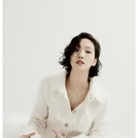 Ini adalah penampilan Kim Go Eun untuk sesi pemotretan. Mengenakan pakaian lengan panjang berkerah bernuansa putih dengan kancing besar, sederhana, namun terlihat sangat manis, bukan? Foto: Instagram @ggonekim.