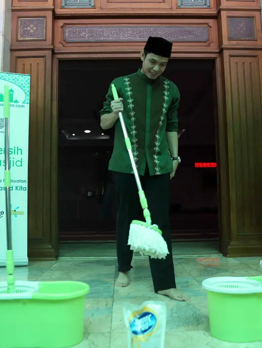 Kegiatan itu diikuti sebagai bentuk suami Alyssia Soebandono itu terhadap kebersihan Masjid. Apalagi mendekati bulan suci. Program ini diadakan di 11 provinsi yang terbagi dalam 33 kota/kabupaten. (Nurwahyunan/Bintang.com)