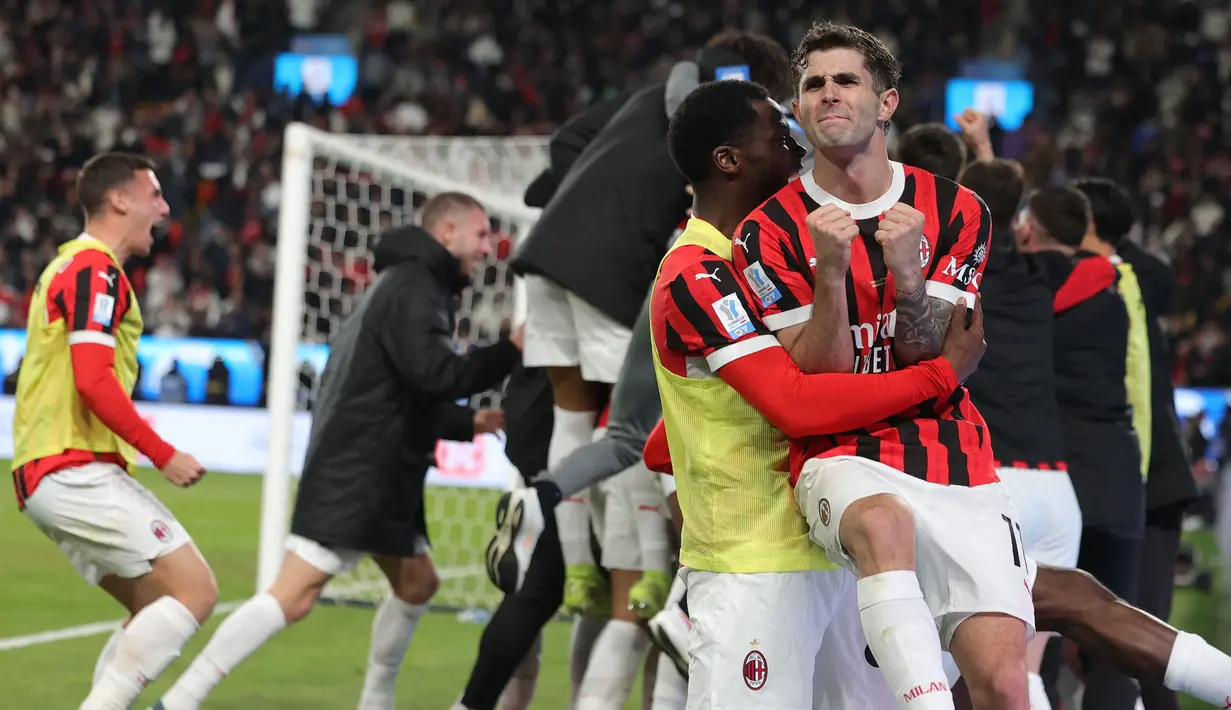 Sejumlah pemain AC Milan merayakan kemenangan atas Inter Milan pada laga final Piala Super Italia 2024/2025 yang berlangsung di Al-Awwal Park, Riyadh, Arab Saudi, Senin (06/01/2025) waktu setempat. (AFP/Fayez Nureldine)