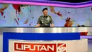 Di studio Liputan6, Kapuspen TNI Mayjen M Fuad Basya terlihat mencoba meja presenter yang biasa digunakan untuk menyampaikan berita, Jakarta (24/4/2014). (Liputan6.com/Helmi Fithriansyah)