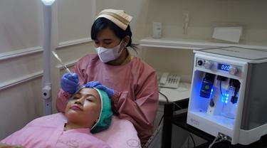 pembersihan wajah di KLT The Aesthetic Clinic Surabaya. (Dian Kurniawan/Liputan6.com)