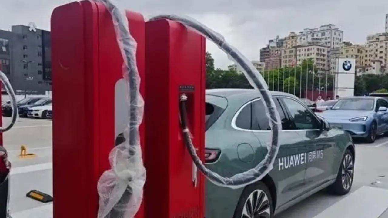 Huawei hadirkan pengisi daya mobil listrik dengan teknologi supercepat