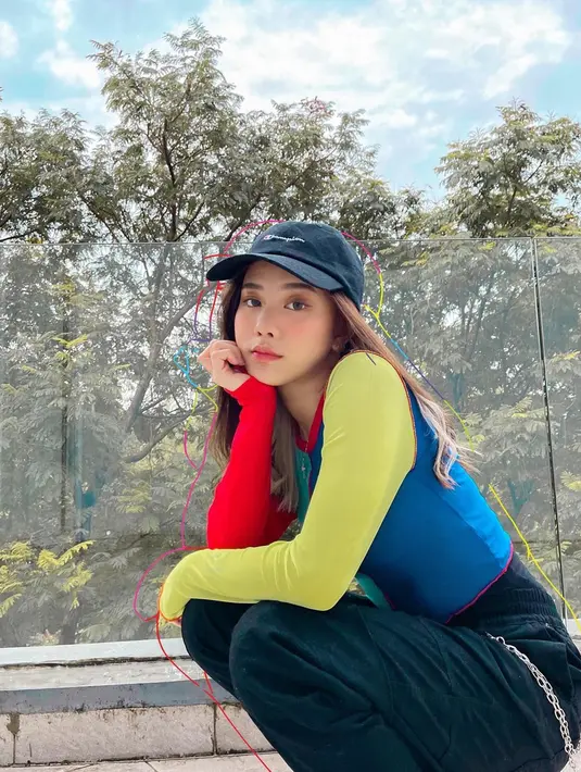 Bahkan saat olahraga pun penampilan santai Jessica Jane tetap modis dengan topi hitam yang menutupi rambut ombrenya. (Liputan6.com/IG/@jessicajane99)