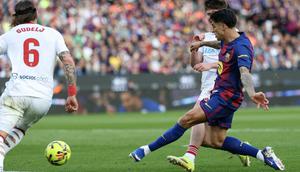 Bek Barcelona, Joao Cancelo, saat mencetak gol untuk timnya ke gawang Sevilla dalam lanjutan La Liga Spanyol di Camp Nou, Minggu (15/3/2026) malam WIB. (Lluis GENE / AFP)