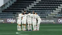 Calvin Verdonk (24) bersama para pemain Lille tengah bersiap menghadapi Angers dalam lanjutan Ligue 1 2025/2026, Minggu (22/2/2026) malam. (Dok. Lille)