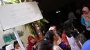 Ratusan warga berdatangan ke rumah duka Jl.Daman I No.39, Bambu Apus, Jaktim, setelah mendengar kabar Mpok Nori meninggal dunia, Jakarta, Jumat (3/4/2015). (Liputan6.com/Helmi Afandi)