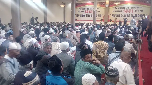Ribuan jemaah Majelis Tarbiyah, Wanaraja, Garut, Jawa Barat tengah mengikuti tablig akbar dalam penyambutan sekaligus perayaan 1 Muharram 1441 di Garut