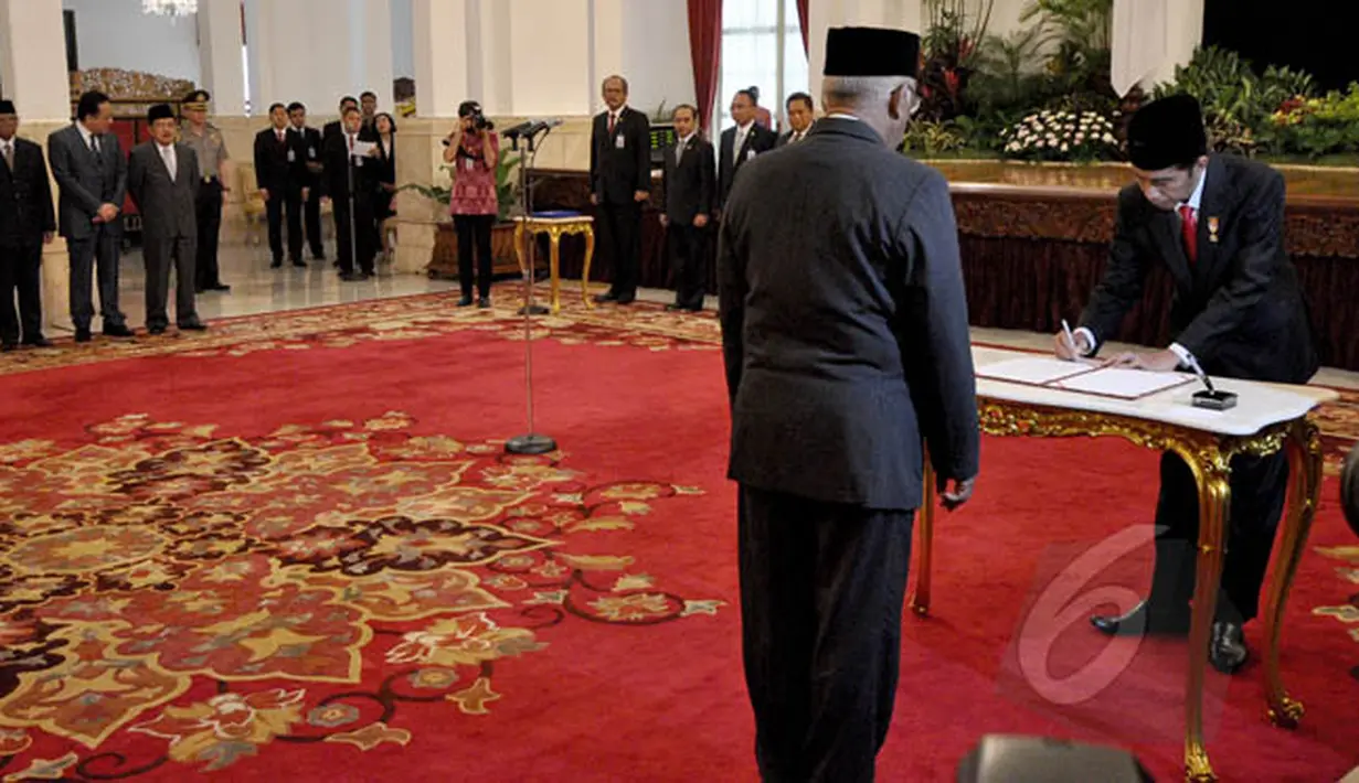 Presiden Jokowi terlihat menandatangani surat pengangkatan tiga pejabat pelaksana (Plt) pimpinan KPK di Istana Negara, Jakarta, Jumat (20/2/2015). (Liputan6.com/Faizal Fanani)