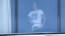 Petenis melakukan latihan dikamar hotel saat menjalani karantina selama dua minggu setelah kedatangannya di Melbourne, Minggu (17/1/2021). (Foto: AFP/William West)