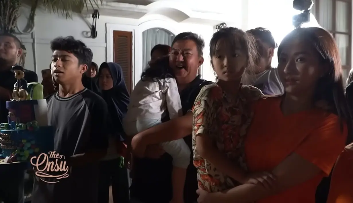 Keluarga dan karyawan Ruben Onsu menyambut kedatangannya. Betrand Peto membawa kue ultah, sedangkan dua putrinya rela menahan kantuk untuk memberikan kejutan. [Youtube/The Onsu Family]