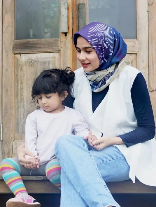 Mendampingi anak bermain pun bukan halangan bagi Sonya untuk mengenakan hijab dan busana yang modis. Seperti halnya yang ini, Sonya tampak simple dan elegan dan sosok keibuannya sangat terlihat. (Instagram/Sonyafatmala)