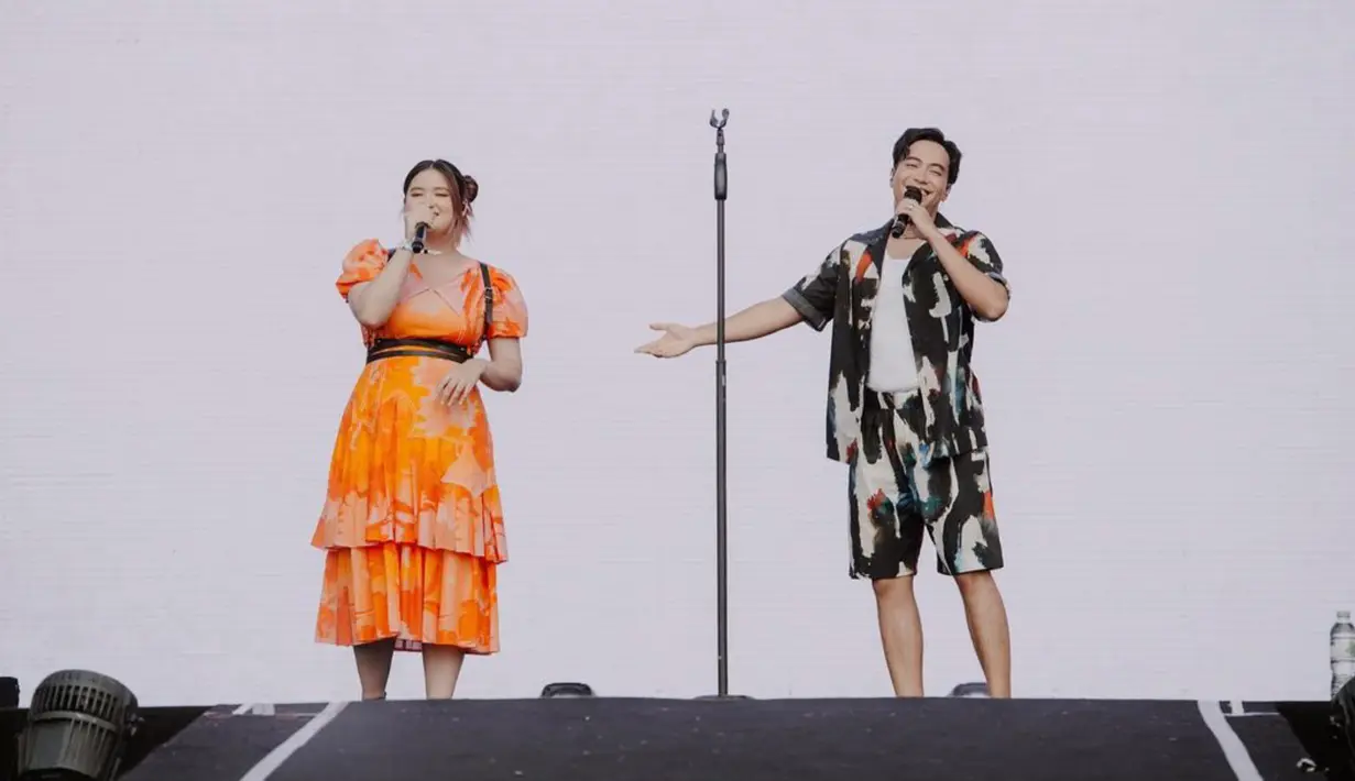Aksi panggung Stephanie Poetri di panggung HITC dipenuhi kejutan. Selain Titi DJ, penyanyi Vidi Aldiano juga tampil menyanyikan lagu bersama. (Instagram/@hitcjakarta)