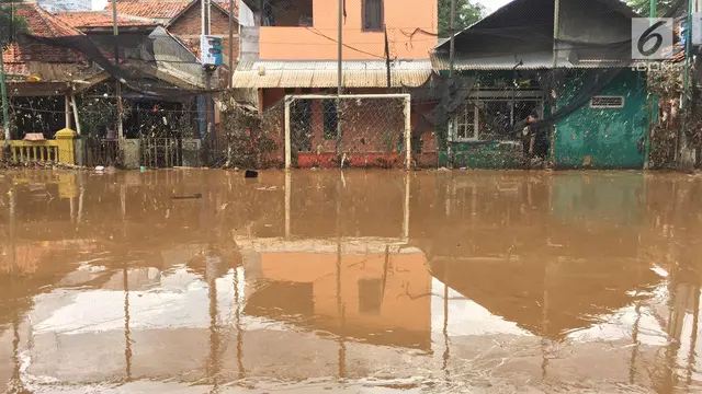 Diterjang Banjir, Lapangan Futsal Ini Dipenuhi Sampah dan Lumpur
