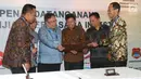 Menteri PPN/Kepala Bappenas Bambang Brodjonegoro (tiga kiri) melihat nota kerja sama investasi di Bali, Sabtu (13/10). Kerja sama tersebut untuk proyek-proyek energi terbarukan, perkebunan serta jalan tol. (Liputan6.com/Angga Yuniar)