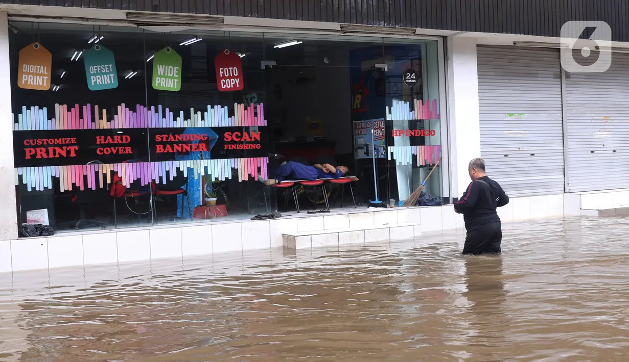 Salah satu pertokoan di Kawasan Bendungan Hilir (Benhil), Jakarta Pusat, terendam banjir, Selasa (25/2/2020). Salah satu wilayah terdampak banjir yakni kawasan Benhil hingga membuat akses jalan untuk sementara terputus.  (Liputan6.com/Angga Yuniar)