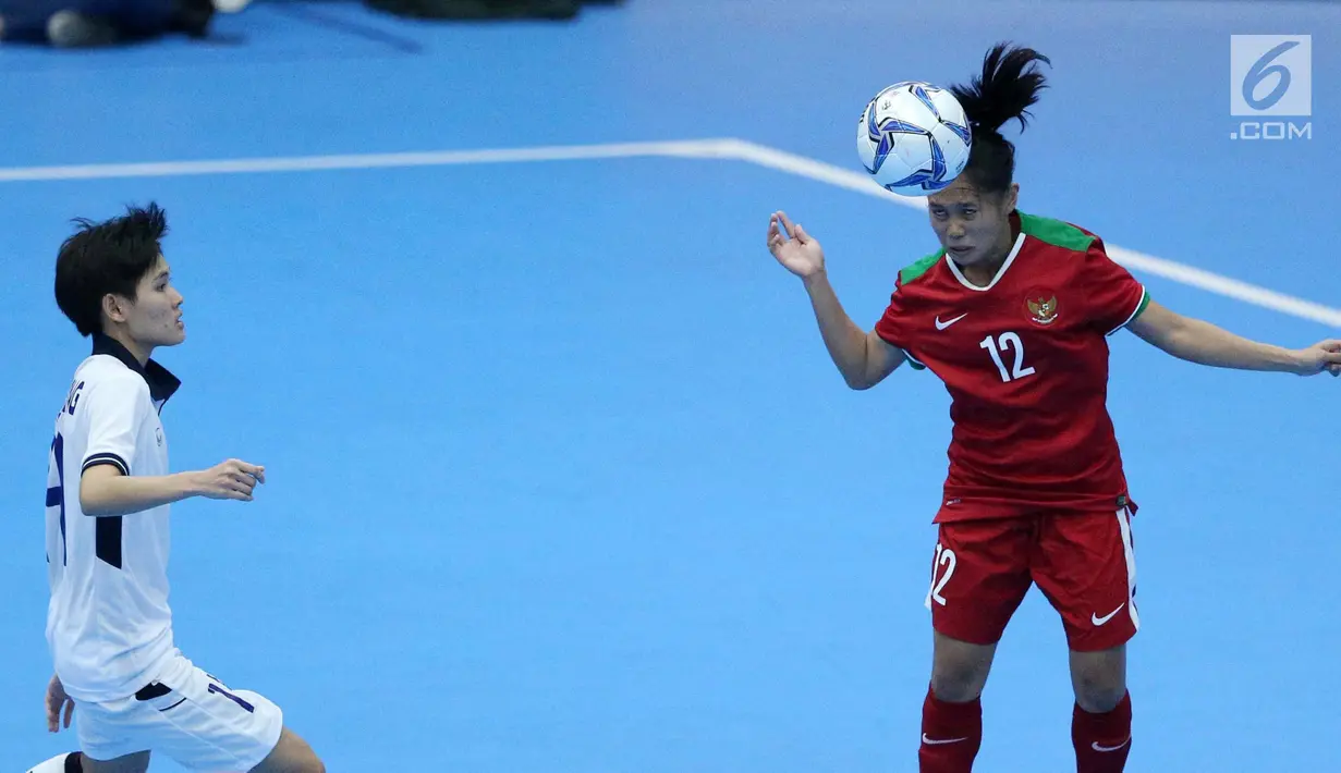 Pemain timnas futsal putri Indonesia Fitri Rosdiana menyudul bola saat berlaga melawan Thailand di SEA Games 2017 di Selangor, Malaysia, Jumat (25/8). Timnas futsal putri Indonesia bermain imbang dengan skor 2-2. (Liputan6.com/Faizal Fanani)