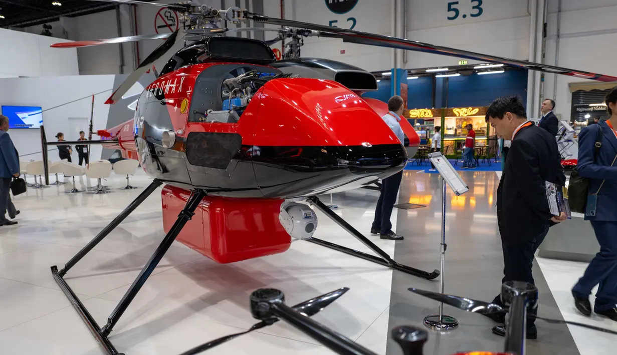 Pengunjung melihat sebuah pesawat tanpa awak bersayap putar SH-750 yang dipamerkan di Pameran UMEX di Abu Dhabi National Exhibition Centre pada tanggal 23 Januari 2024. (Ryan LIM/AFP)