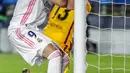 Reaksi pemain Real Madrid Karim Benzema saat melawan Sevilla pada pertandingan La Liga Spanyol di Alfredo di Stefano Stadium, Madrid, Spanyol, Minggu (9/5/2021). (AP Photo/Manu Fernandez)