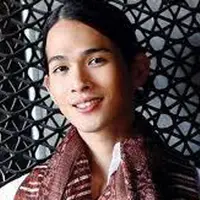Saudara kandung artis tampan Mario Lawalata ini memang tampil lebih feminism dibanding lelaki pada umumnya. Oscar Lawalata juga memiliki rambut hitam panjang yang indah seperti wanita. (via facebook/Oscar Lawalata)