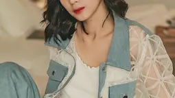 Rambut pendek menjadi ciri khas gaya Sheila beberapa tahun belakangan. Di look pertama, pemain film Bridezilla ini mengenakan jaket jeans see-through yang dipadukan dengan top berwarna putih dan celana jeans. (Liputan6.com/IG/@sheiladaisha)