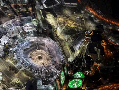 Pandangan udara menunjukkan ribuan umat Muslim memadati Kakbah yang terletak di Masjidil Haram pada malam Lailatul Qadar di kota Mekkah, 14 Juli 2015. (REUTERS/Ali Al Qarni)