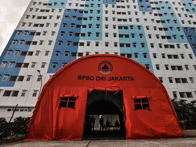 Tenda Badan Penanggulangan Bencana Daerah (BPBD) DKI Jakarta saat disiapkan di antara tower Rusun Nagrak, Cilincing, Jakarta Utara, Selasa (15/6/2021). Pemprov DKI Jakarta menyiapkan Rusun Nagrak sebagai tempat isolasi pasien COVID-19. (merdeka.com/Iqbal S. Nugroho)