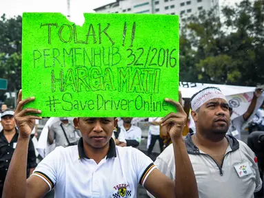 Massa yang tergabung dalam Asosiasi Driver Online (ADO) menggelar aksi di depan Istana, Jakarta, Senin (19/9). Para sopir online ini menolak diberlakukan ujian kendaraan bermotor (KIR) menggunakan SIM A UMUM per 1 Oktober 2016 (Liputan6.com/Faizal Fanani)