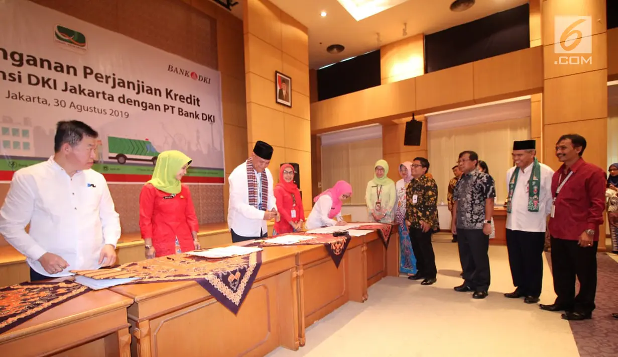 Direktur Kredit UMK & Usaha Syariah Bank DKI Babay Parid Wazdi dan Kadis Kesehatan DKI Jakarta, Widyastuti menyaksikan penandatanganan Persetujuan Kredit Modal Kerja Pinjaman Tetap Berjangka senilai Rp93 bersama 6 perwakilan RSUD DKI Jakarta di Jakarta, Jumat (30/8/2019). (Liputan6.com/HO/Budi)