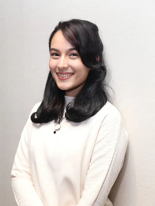 "Berat banget. Awalnya memang berat banget, talinya itu berat banget kan. Udah gitu harus megang busur dan narik tali anak panah dan berat, bisa dibilang 12kg totalnya. Awal-awal pastinya ada breakdownnya," tutur Chelsea. (Andy Masela/Bintang.com)