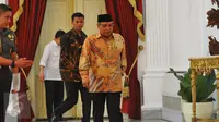 Ketua Umum Pengurus Besar Nahdlatul Ulama (PBNU)‎ Said Aqil Siradj tiba saat menerima undangan dari Presiden Joko Widodo di Istana Merdeka, Jakarta, Rabu (11/1). Aqil tiba di Istana Merdeka sekira pukul 13.10 WIB. (Liputan6.com/Angga Yuniar)