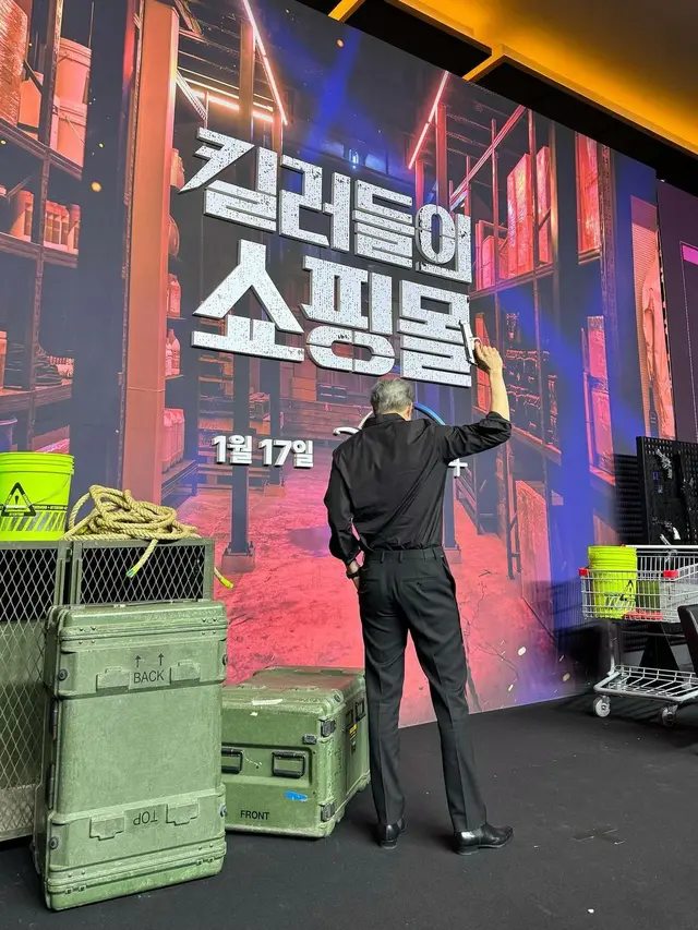 Lee Dong Wook di konferensi pers serial "A Shop For Killers". [Foto: Instagram/leedongwook_official]