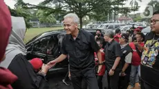 Calon presiden nomor urut 3 Ganjar Pranowo (tengah) saat tiba untuk menghadiri silaturahmi bersama Asosiasi Pengusaha Mikro, Kecil dan Menengah (UMKM) Kabupaten Banyumas, Jawa Tengah, Selasa (9/1/2024). (Liputan6.com/Faizal Fanani)