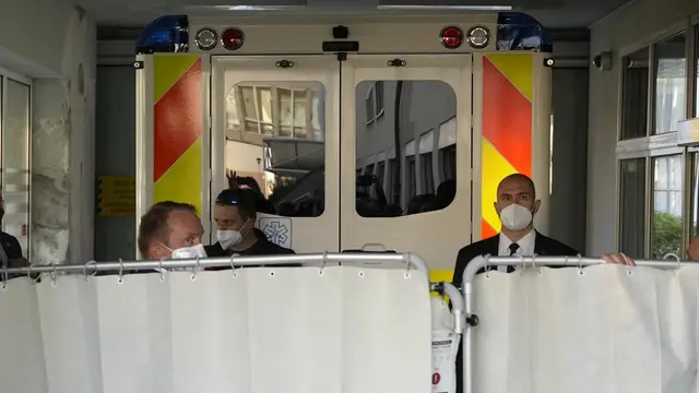Ambulans yang membawa Presiden Republik Ceko Milos Zeman tiba di rumah sakit militer di Praha, Republik Ceko, Minggu, 10 Oktober 2021. (AP Photo/Petr David Josek)