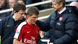 Arsenal&#039;s manager Arsene Wenger substitutes Andrei Arshavin against Sunderland during their English Premier League football match at The Emirates Stadium in London, England on February 21, 2009. AFP PHOTO/PAUL ELLIS
