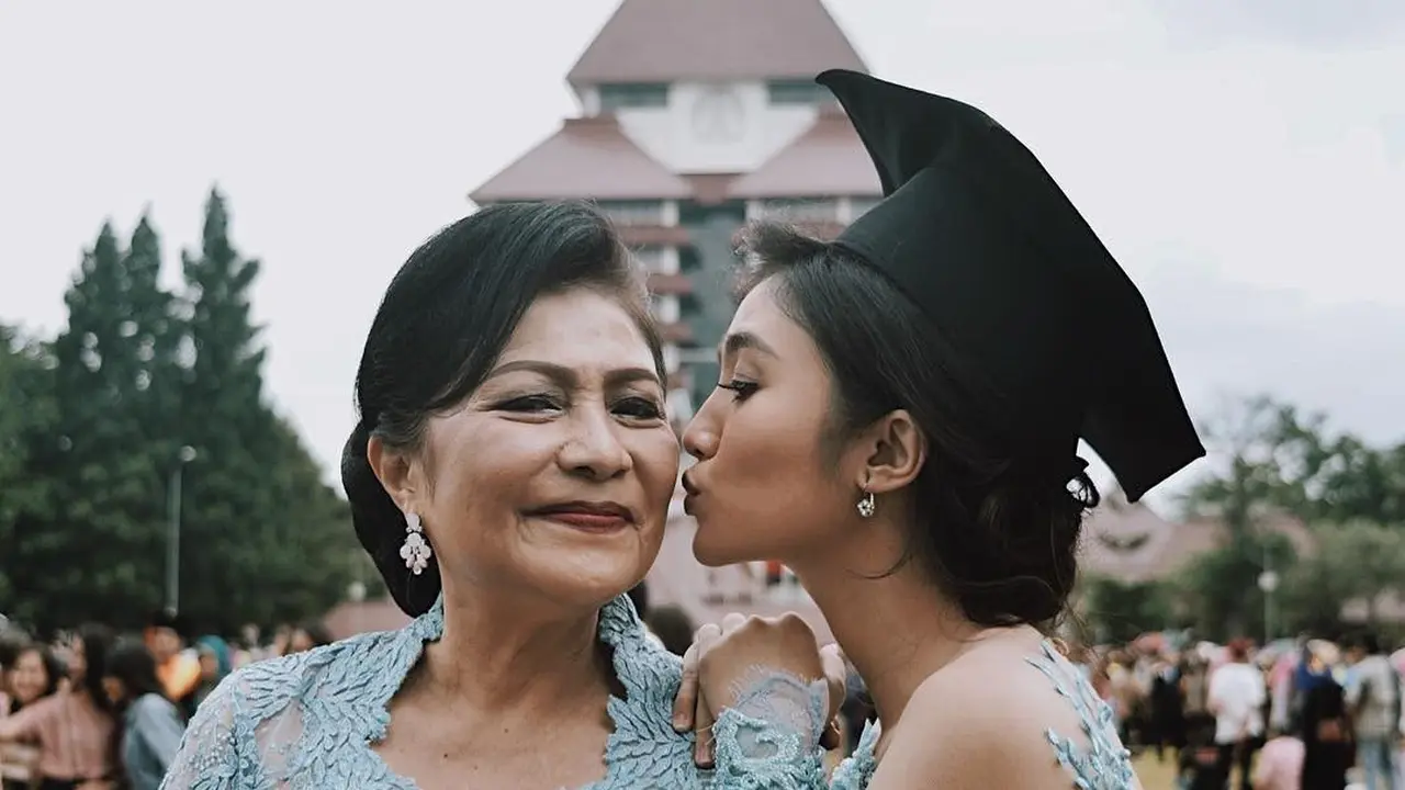 Jarang Terekspos, Ini 6 Potret Kebersamaan Febby Rastanty dan Ibunda